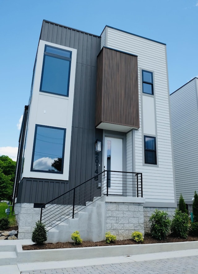 2014B 9th Ave N, Nashville, TN 37208 - contemporary home featuring board and batten siding