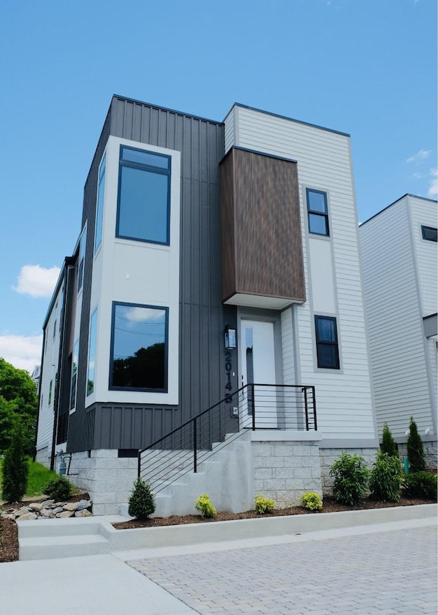 2014B 9th Ave N, Nashville, TN 37208 - modern home with board and batten siding