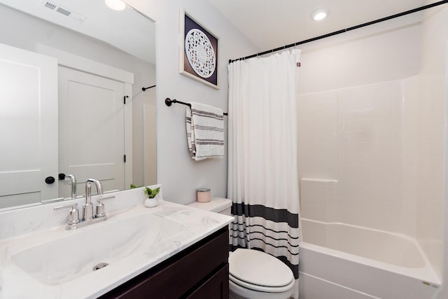 full bathroom with visible vents, vanity, toilet, shower / bathtub combination with curtain, and recessed lighting
