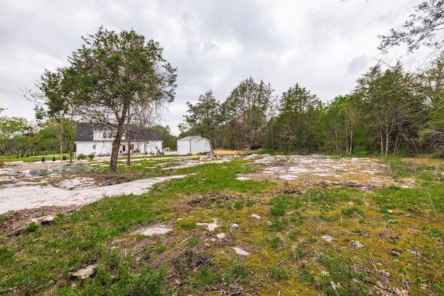 view of yard featuring an outdoor structure