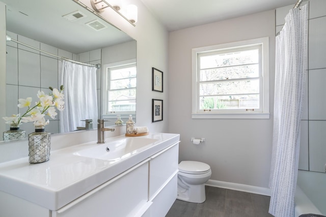 full bath with baseboards, visible vents, curtained shower, and toilet