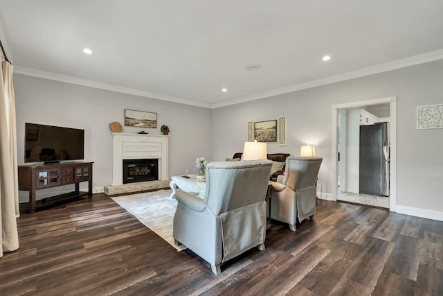 living room featuring baseboards, ornamental molding, dark wood-style floors, and recessed lighting