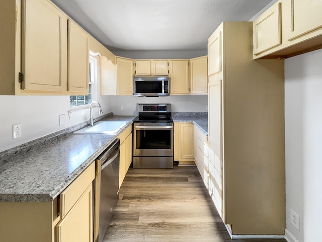 288 Donna Dr Unit F, Hendersonville, TN 37075 - kitchen featuring light wood finished floors, stainless steel appliances, and a sink