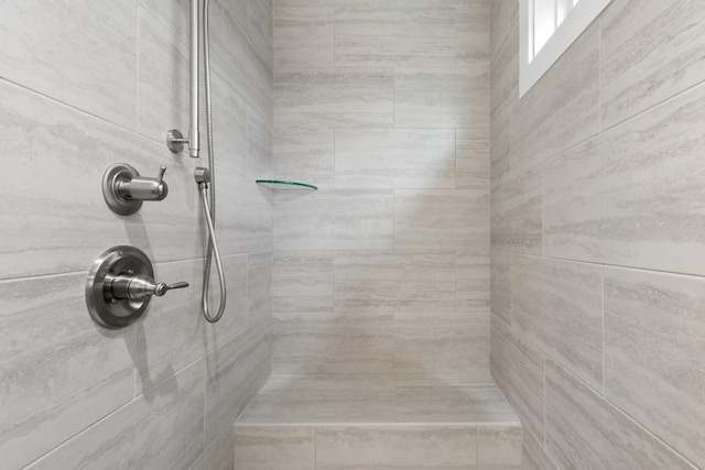 978 Alton Dr, Clarksville, TN 37043 - full bathroom with a tile shower