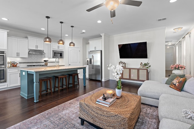 131 Benjamin Ln, Hendersonville, TN 37075 - living room featuring recessed lighting, dark wood-style floors, visible vents, a ceiling fan, and crown molding
