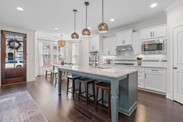 131 Benjamin Ln, Hendersonville, TN 37075 - kitchen featuring a sink, under cabinet range hood, gas cooktop, stainless steel microwave, and ornamental molding