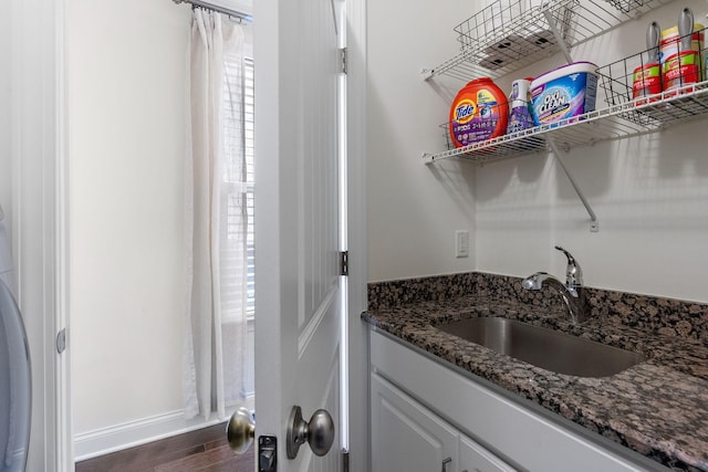 131 Benjamin Ln, Hendersonville, TN 37075 - laundry area with dark wood-type flooring and a sink