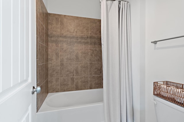 131 Benjamin Ln, Hendersonville, TN 37075 - bathroom featuring toilet and shower / bathtub combination with curtain