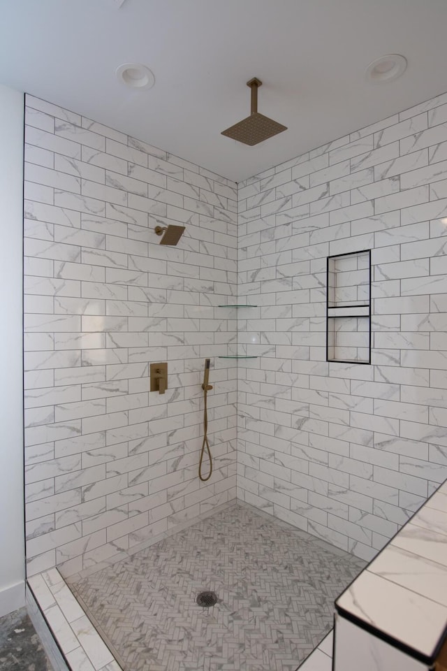 bathroom featuring recessed lighting and tiled shower