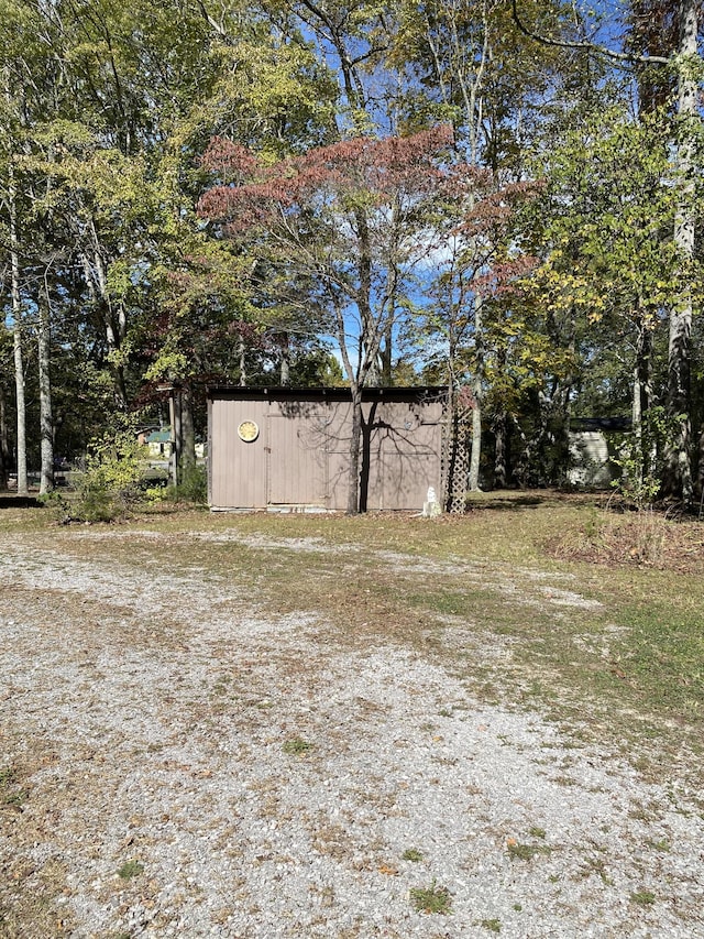 view of yard featuring an outdoor structure