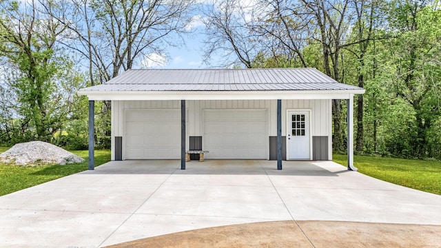 view of detached garage