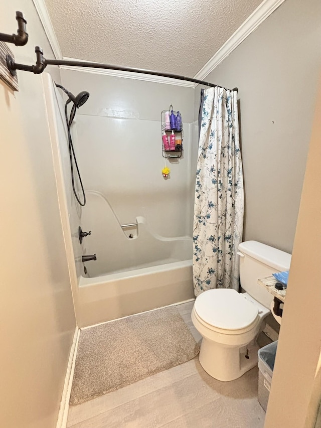 bathroom featuring shower / bath combo with shower curtain, a textured ceiling, ornamental molding, and toilet
