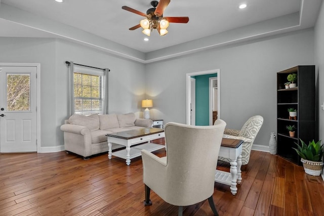 living area featuring wood-type flooring, baseboards, ceiling fan, and recessed lighting