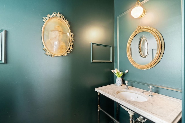 bathroom featuring a sink