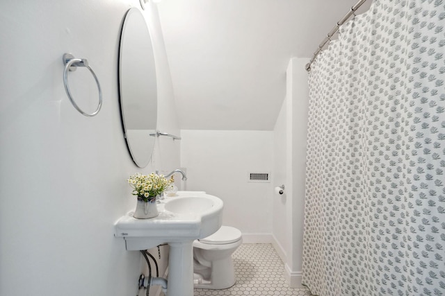 full bath with curtained shower, tile patterned flooring, visible vents, toilet, and baseboards