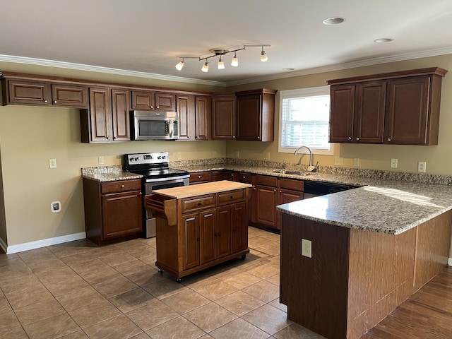 1473 Chapmansboro Rd, Chapmansboro, TN 37035 - kitchen featuring a peninsula, a sink, crown molding, appliances with stainless steel finishes, and a kitchen island
