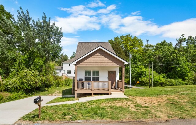 309 Cedar Ct, Clarksville, TN 37042 - view of front of home with a front yard, a porch, and roof with shingles