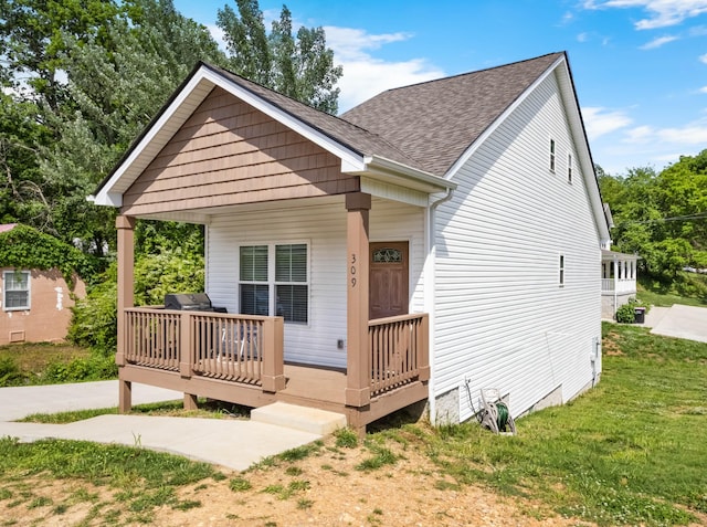 309 Cedar Ct, Clarksville, TN 37042 - view of front of house featuring a shingled roof, a front lawn, and a deck