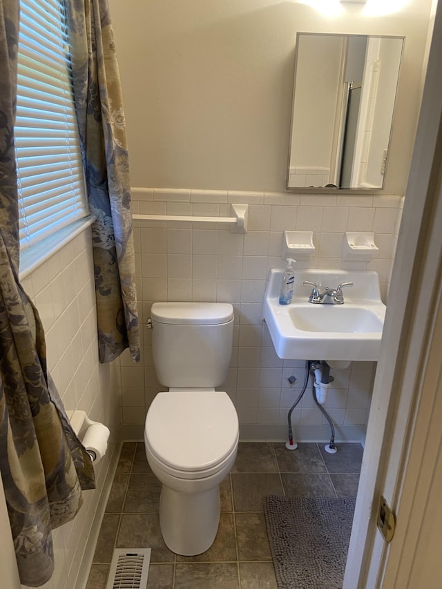 2169 Post Rd, Clarksville, TN 37043 - bathroom featuring tile walls, a wainscoted wall, toilet, and visible vents