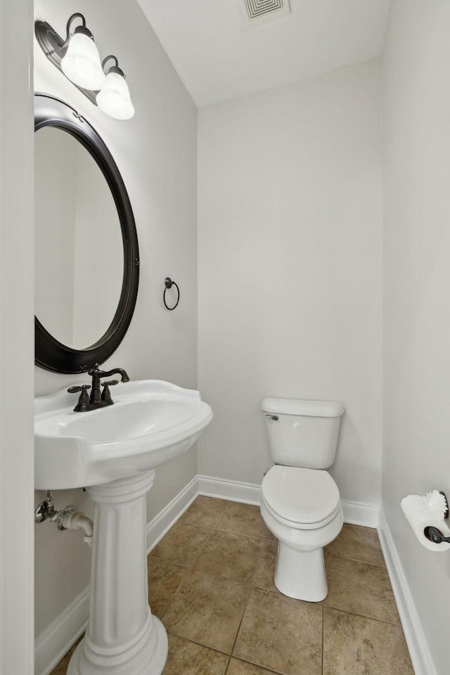 132 Thornwood Pl, Hendersonville, TN 37075 - bathroom featuring visible vents, toilet, and baseboards