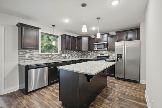 1200 Eagles Bluff Dr, Clarksville, TN 37040 - kitchen featuring stainless steel appliances, a sink, dark brown cabinetry, baseboards, and recessed lighting