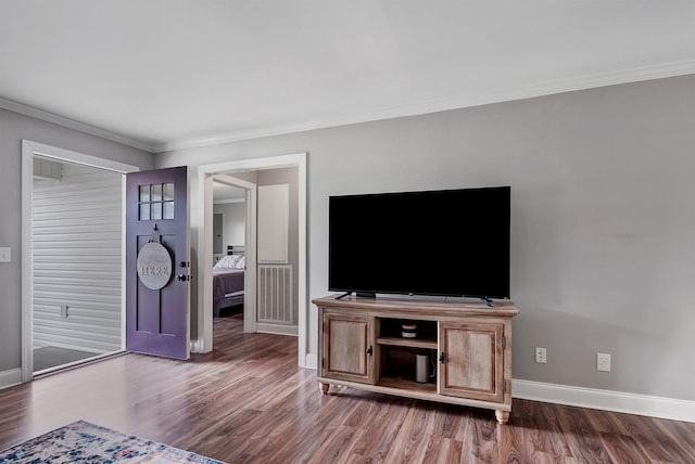 142 Sun Rise Rdg, Pulaski, TN 38478 - unfurnished living room featuring baseboards, ornamental molding, wood finished floors, and visible vents