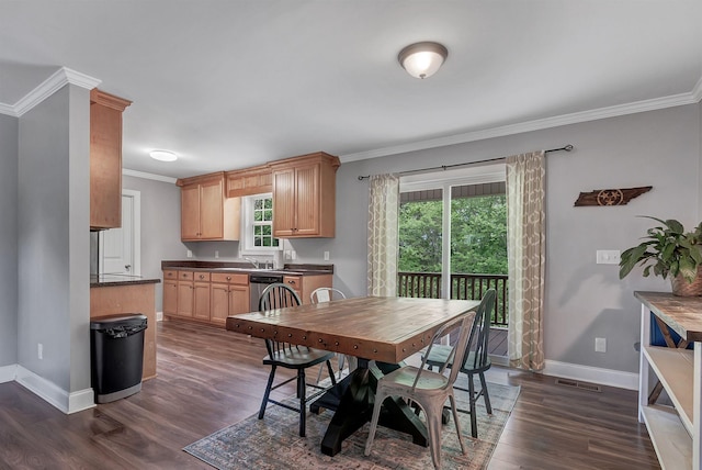 142 Sun Rise Rdg, Pulaski, TN 38478 - dining area featuring baseboards, ornamental molding, dark wood-type flooring, and visible vents