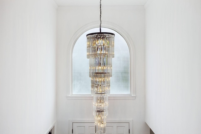 room details featuring a notable chandelier