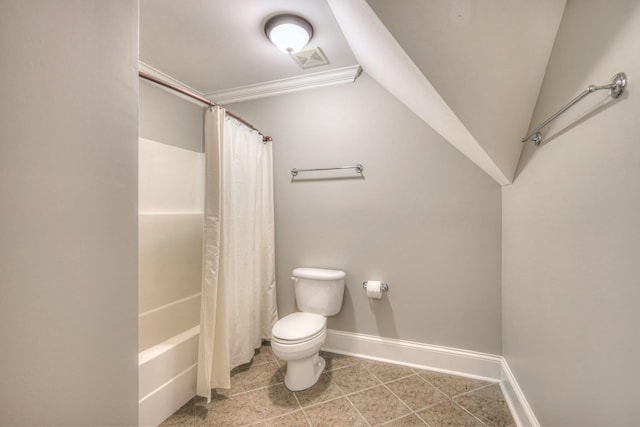 1178 Mccoury Ln, Spring Hill, TN 37174 - full bath featuring visible vents, shower / bath combo with shower curtain, lofted ceiling, toilet, and baseboards