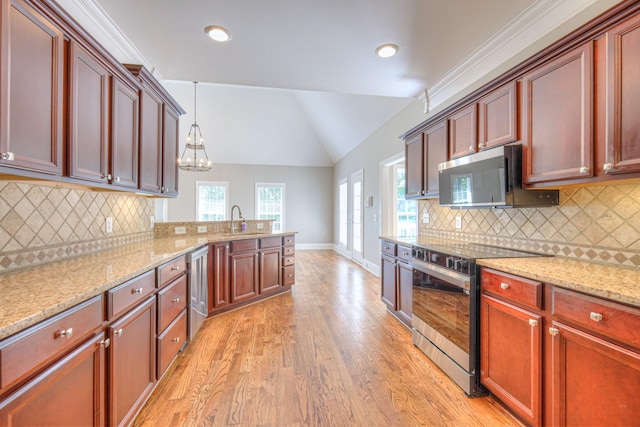 1178 Mccoury Ln, Spring Hill, TN 37174 - kitchen with vaulted ceiling, light wood-type flooring, a sink, baseboards, and stainless steel appliances