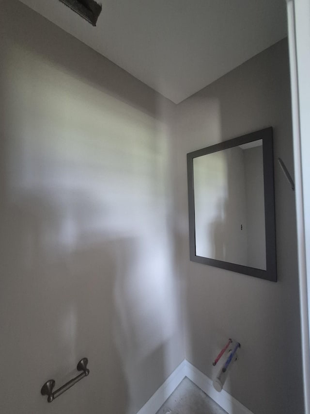6 Hugh Hunter Rd, Oak Grove, KY 42262 - bathroom featuring baseboards