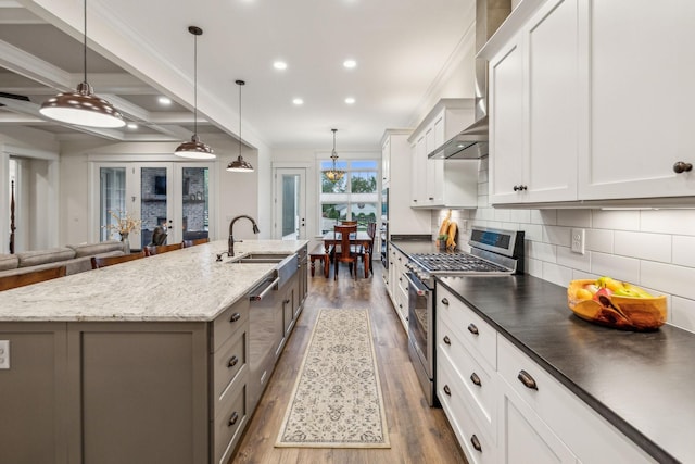 kitchen featuring recessed lighting, dark wood-type flooring, appliances with stainless steel finishes, and a spacious island
