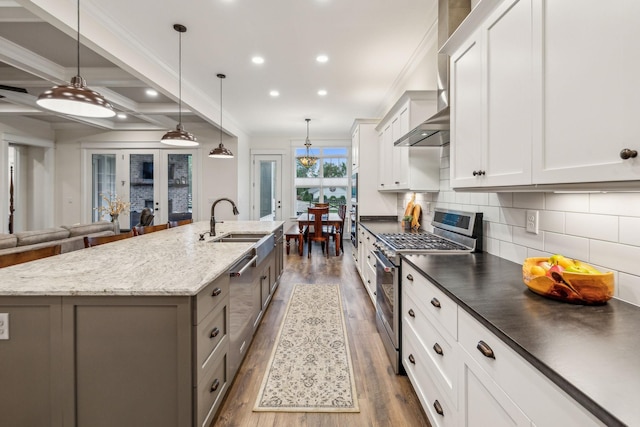 kitchen with recessed lighting, dark wood finished floors, a spacious island, and stainless steel appliances