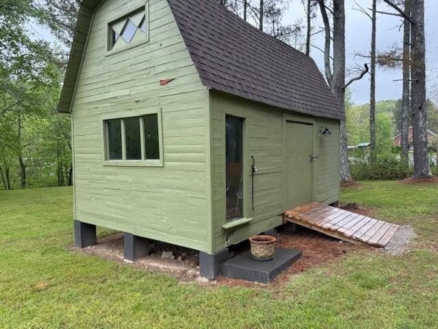view of outdoor structure with an outbuilding