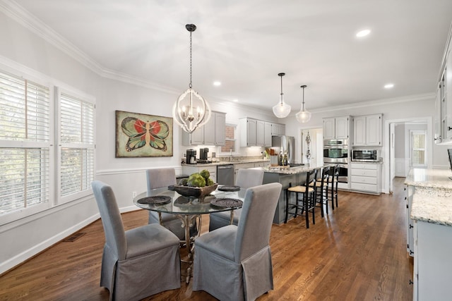 dining area with crown molding, an inviting chandelier, dark wood-style flooring, visible vents, and recessed lighting