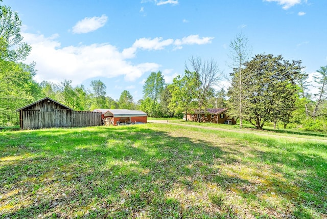 view of yard featuring a pole building and an outbuilding