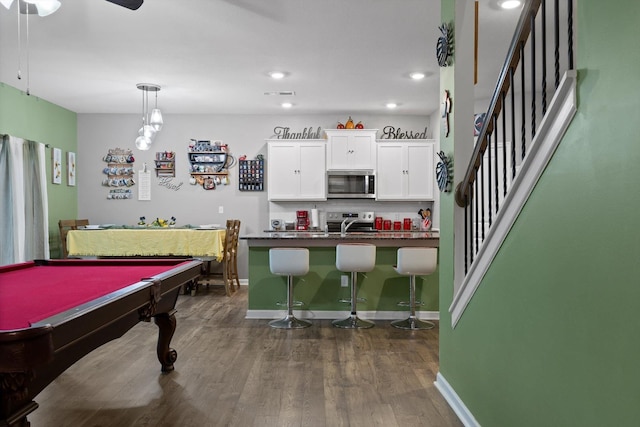 recreation room featuring visible vents, baseboards, recessed lighting, a ceiling fan, and dark wood-type flooring
