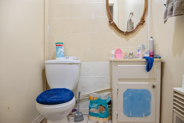 half bathroom featuring toilet and vanity