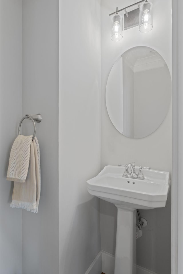 4306 Idaho Ave, Nashville, TN 37209 - bathroom featuring baseboards