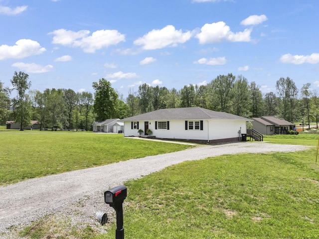 view of front of property featuring gravel driveway and a front yard