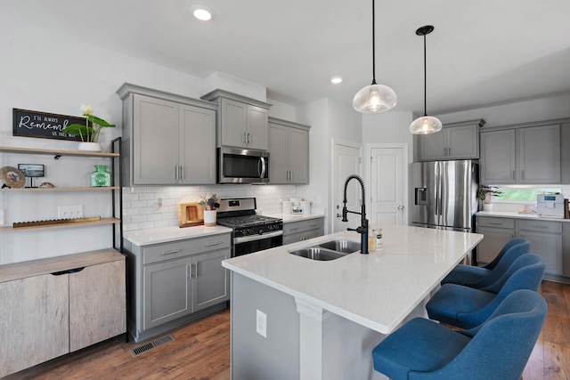 7025 Bennett Dr, Mount Juliet, TN 37122 - kitchen featuring stainless steel appliances, visible vents, a sink, and gray cabinets