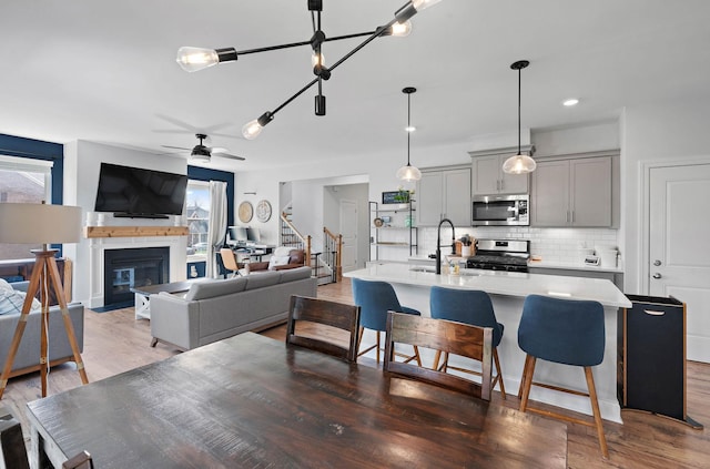 7025 Bennett Dr, Mount Juliet, TN 37122 - interior space featuring stainless steel appliances, tasteful backsplash, gray cabinetry, light countertops, and a breakfast bar