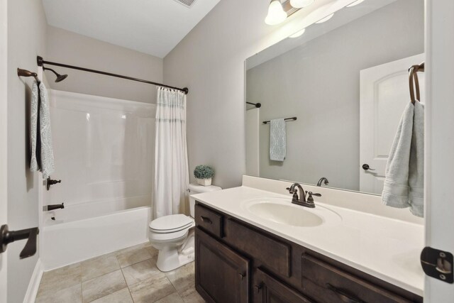 124 Houghland St, Gallatin, TN 37066 - full bathroom featuring shower / tub combo, toilet, vanity, and visible vents