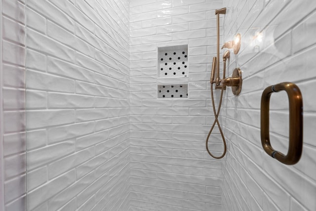 2931 Longford Dr, Murfreesboro, TN 37129 - bathroom featuring a tile shower