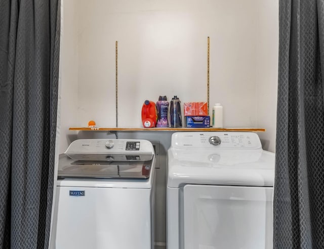 1646 S Jordan Dr, Clarksville, TN 37042 - clothes washing area with washer and dryer