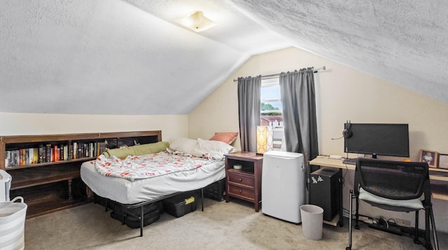1646 S Jordan Dr, Clarksville, TN 37042 - bedroom featuring a textured ceiling, vaulted ceiling, and carpet flooring