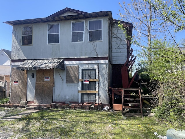 view of front of house featuring a front lawn