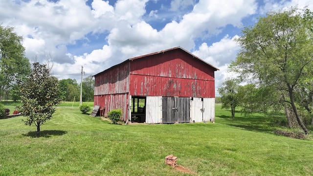 view of barn featuring a lawn