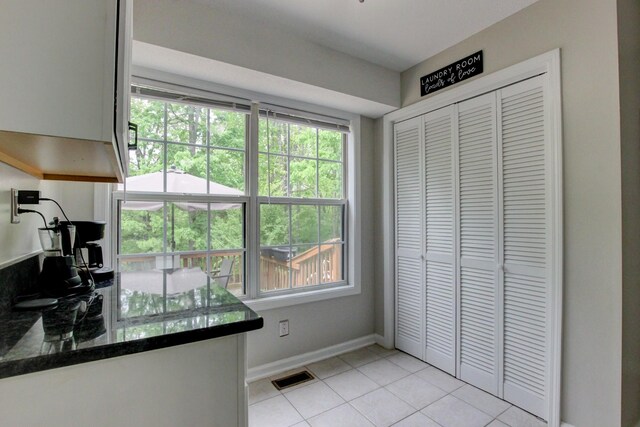 3473 Hunters Rdg, Woodlawn, TN 37191 - kitchen featuring baseboards, a wealth of natural light, light tile patterned flooring, and visible vents