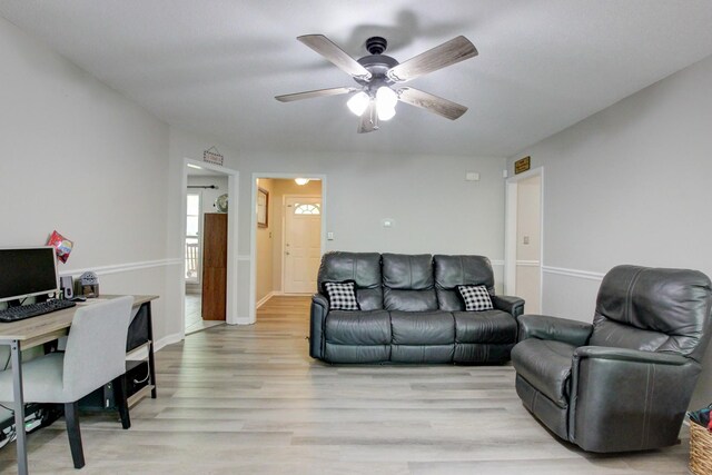 3473 Hunters Rdg, Woodlawn, TN 37191 - living area featuring baseboards, a ceiling fan, and light wood-style flooring